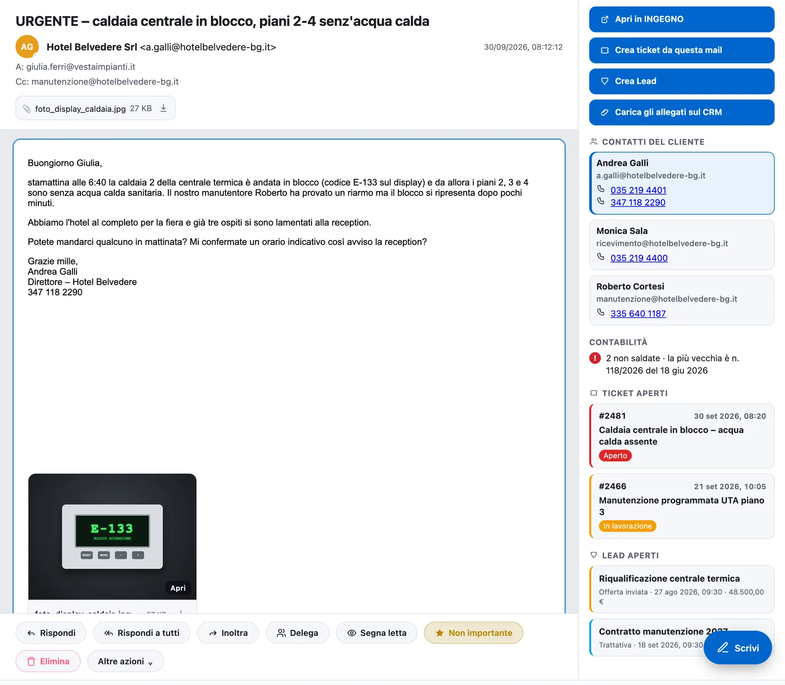 Una mail urgente dell'Hotel Belvedere e, a destra, la scheda INGEGNO: contatti, due fatture non saldate, ticket e lead aperti.